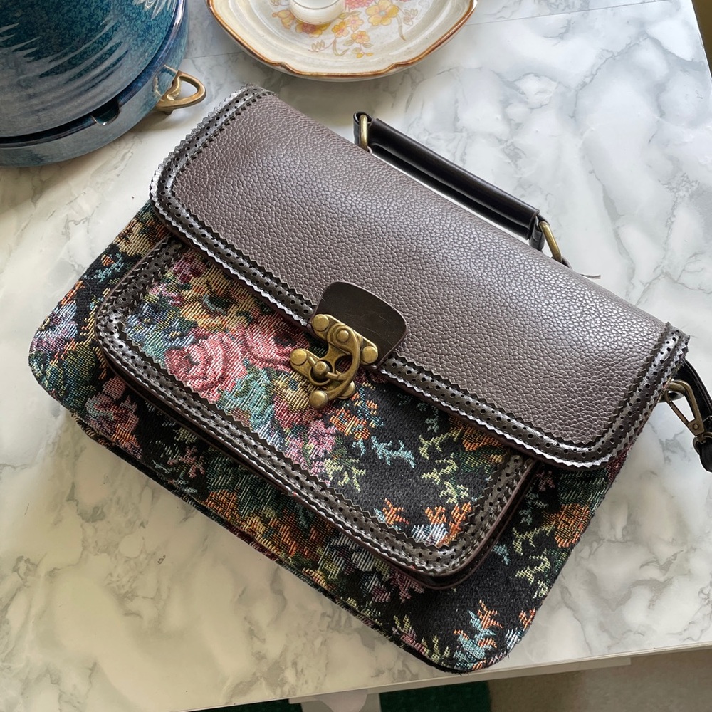 Cottage core / dark academia / whismycore Tapestry Style bag